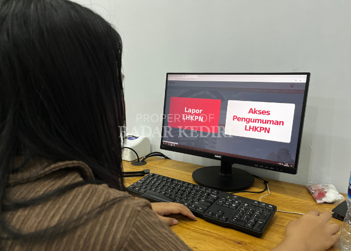LAPOR KPK: Seorang warga berselancar di situs milik lembaga antirasua untuk melihat laporan harta kekayaan pejabat negara (LHKPN). Empat anggota dewan terpilih belum klir.