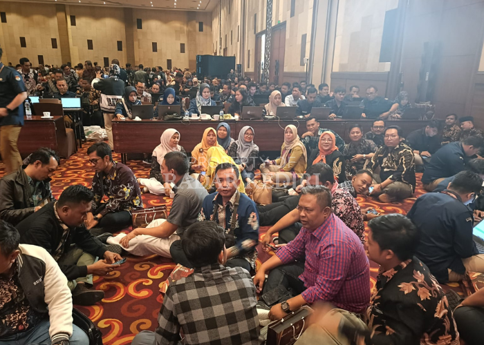 TABRAK DATA: Komisioner KPU Kota Kediri dan operator mengikuti rapat koordinasi analisa data ganda di Jogja, kemarin.