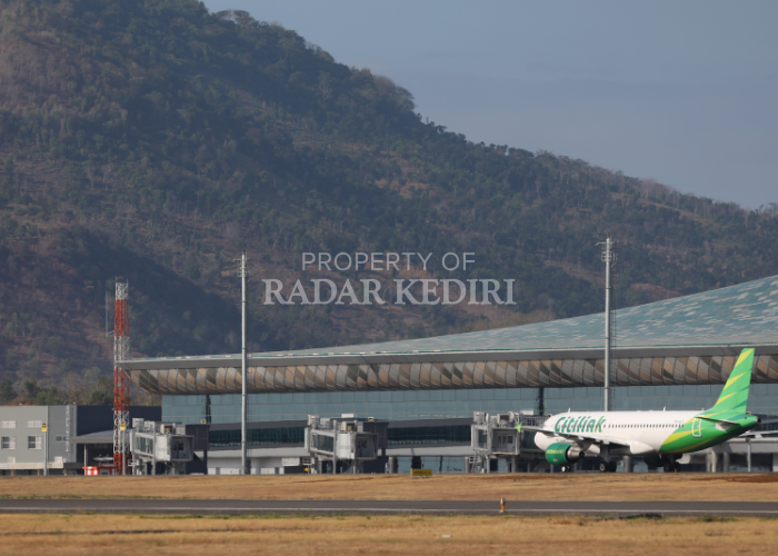 ANIMO TINGGI: Pesawat Citilink mendarat di Bandara Dhoho Sabtu (3/8). Mulai September nanti, maskapai di bawah Garuda Indonesia itu akan melayani penerbangan umrah enam kali dalam sebulan. Saat ini pe