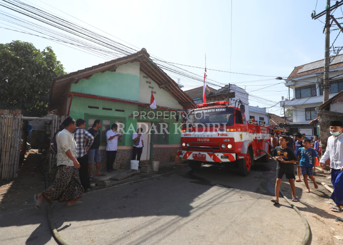 JINAKKAN API: Sejumlah mobil pemadam kebakaran menyem protkan air ke arah ru mah almarhum Kiai Marzuki yang kemarin siang terbakar. Beruntung tidak ada korban jiwa dalam kejadian tersebut.