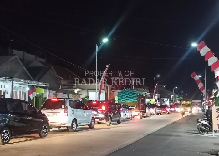 MENGULAR: Kendaraan menumpuk di Jalan Raya Desa Jongbiru, Kecamatan Gampengrejo pada Minggu (4/8) malam