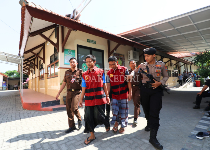 PASRAH: Petugas Kejari Kabupaten Kediri menggelandang Aisy dan Nasril untuk masuk ke ruang tahanan sementara PN Kabupaten Kediri.