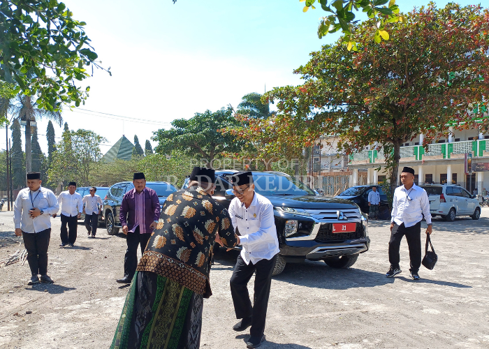 RESPONS CEPAT: Kepala Kantor Wilayah Kementerian Agama Jawa Timur Akhmad Sruji Bahtiar mendatangi Ponpes Lirboyo untuk menyerahkan bantuan rehab rumah almarhum Kiai Marzuqi yang ludes terbakar Senin (