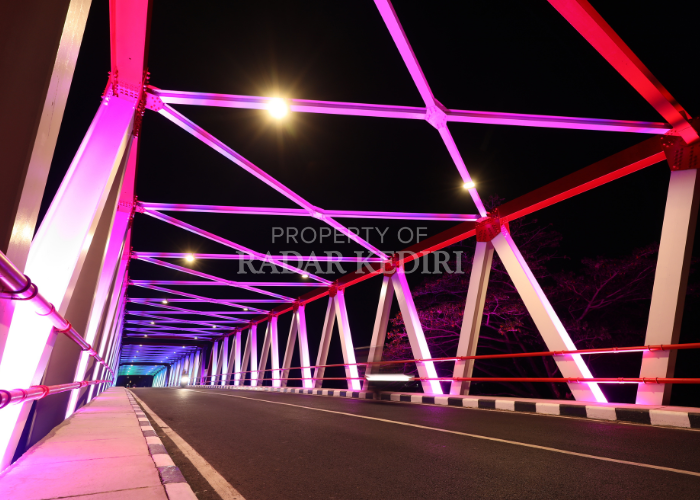 BERMANDI CAHAYA: Ratusan lampu warna-warni di Jembatan Jongbiru menyala pada saat malam hari. Dinas PUPR komitmen lakukan perawatan.