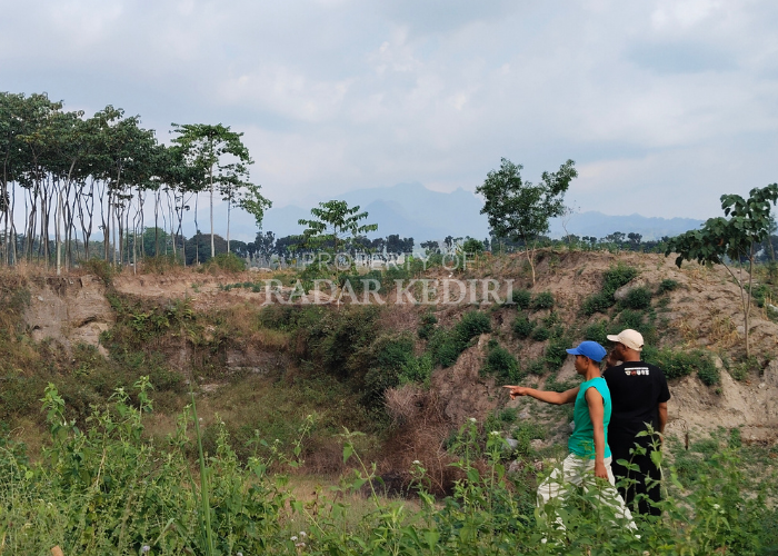 INI BUKTINYA: Warga menunjukkan lahan di eks HGU yang sebelumnya pernah atau ditambang pasirnya.