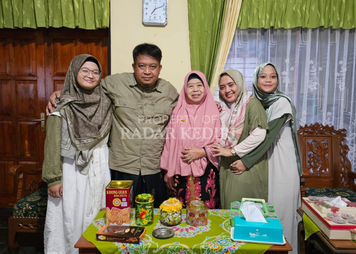 MEMBANGGAKAN: Salwa Nurmedina Prasanti (kiri) bersama keluarga. Foto kiri, Medina setelah diterima di Jurusan Hubungan Internasional Universitas Airlangga dari jalur UTBK-SNBT.
