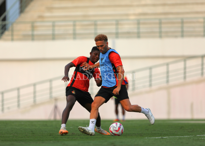 BERLATIH KERAS: Playmaker Persik Kediri Ze Valente (kanan) berusaha mengecoh Hugo Samir saat latihan sore di Stadion Gelora Daha Jayati. Kini Persik fokus menatap laga perdana Liga 1 melawan Bali Unit