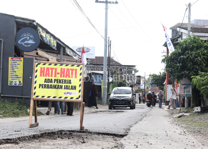 HATI-HATI: Pengendara melintas di Jalan Pancawarna, Kampung Inggris.