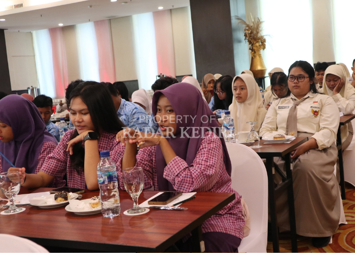 RENTAN KENA DIABETES: Sejumlah pelajar SMA mengikuti sosialisasi ancaman diabetes melitus di salah satu hotel di Kota Kediri kemarin siang.