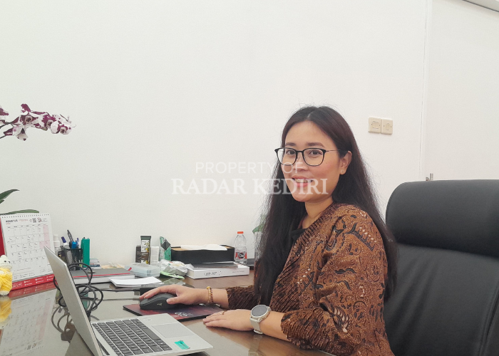 TANGGUH: Ismirani Saputri resmi memimpin OJK Kediri sejak bulan Juli lalu.