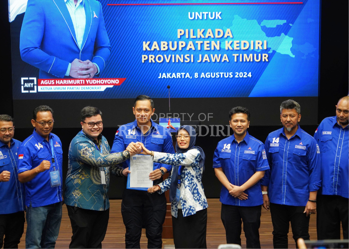 TAMBAH AMUNISI: Bupati Kediri Hanindhito Himawan Pramana (2 dari kiri) bersama Wakil Bupati Dewi Mariya Ulfa (2 dari kanan) menerima rekomendasi dari Ketum Demokrat Agus Harimurti Yudhoyono (tengah),