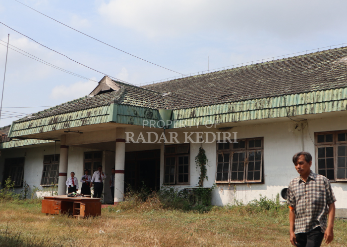 EKSEKUSI: Tim dari PN Kota Kediri mengosongkan rumah dan gudang di Kelurahan Blabak, Pesantren kemarin pagi.