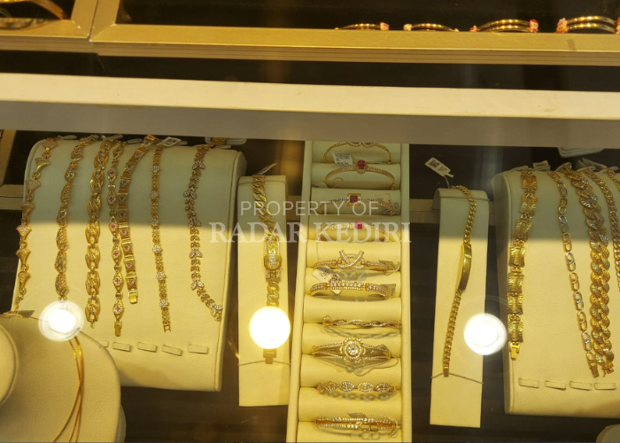 BERKILAU: Perhiasan emas di Toko Gadjah di Mrican, Kecamatan Mojoroto.
