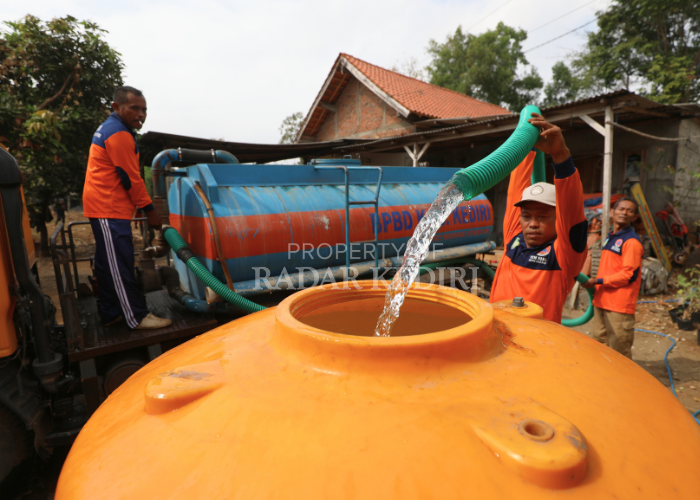 Ilustrasi foto bantuan air minum ke wilayah yang dilanda kekeringan.