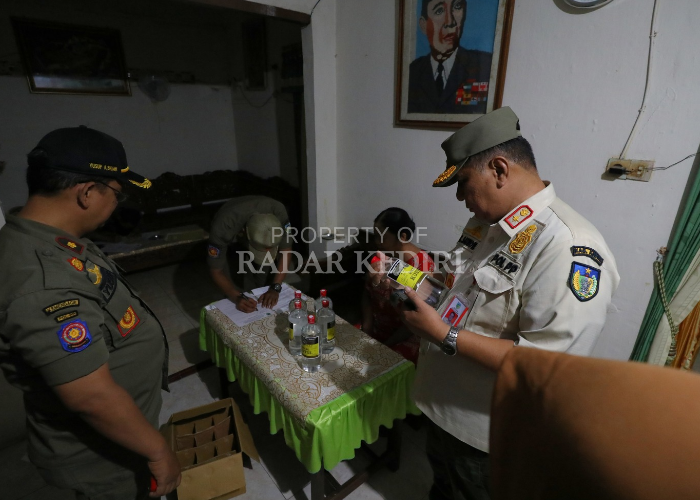 KETANGKAP BASAH: Satpol PP Kabupaten Kediri saat merazia tempat eks lokalisasi.