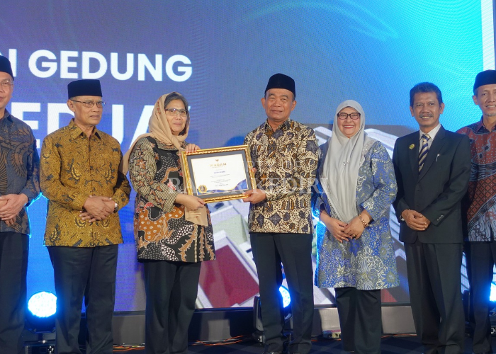 LAYANAN PARIPURNA: Prof Muhadjir bersama Prof Haedar Nashir, Zanariah serta dr Zainul Arifin berkomitmen mewujudkan rumah sakit memberikan layanan secara premium kepada pasien kediri dan sekitarnya.