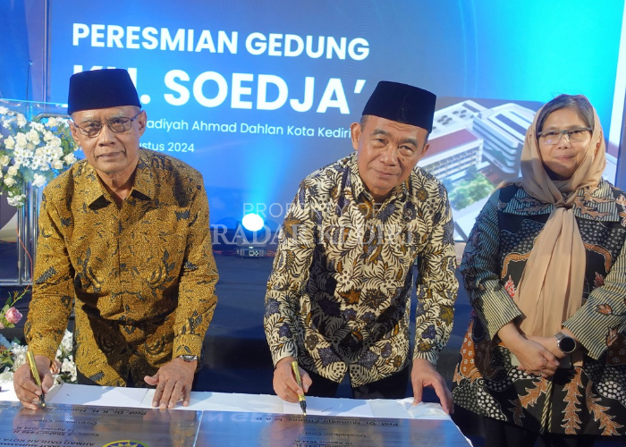 TINGKATKAN AKSES KESEHATAN: Menko PMK RI dan Ketum Muhammadiyah meresmikan gedung KH Soedja RSM Ahmad Dahlan Kota Kediri ditandai penandatangan prasasti disaksikan Pj Wali Kota Kediri.