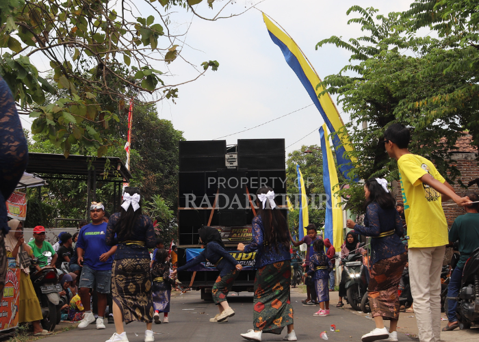 JEDAG-JEDUG: Dancer bergoyang di depan sound horeg saat karnaval desa di Kecamatan Badas. Meski dilarang battle sound tetap digemari.