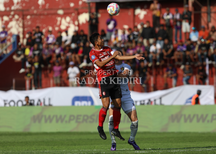 DUEL UDARA: Striker Persik Kediri Ramiro Fergonzi berebut bola dengan pemain Bali United FC.