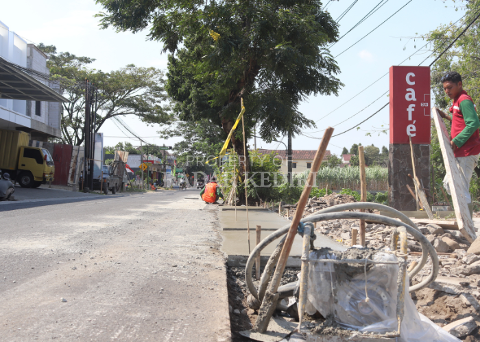 KEJAR TARGET: Dua pekerja proyek pengerasan jalan di Jalan Pamenang ruas Katang-Pagu di Desa/Kecamatan Ngasem kemarin.