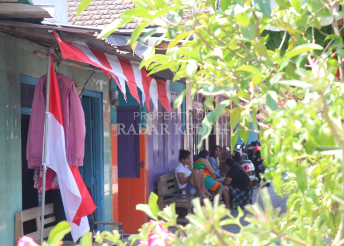 BERSANTAI: Sejumlah pekerja seks komersil (PSK) di Kampung Duluran, Desa Gedangsewu berbincang di depan wisma yang juga menjadi tempat karaoke kemarin.