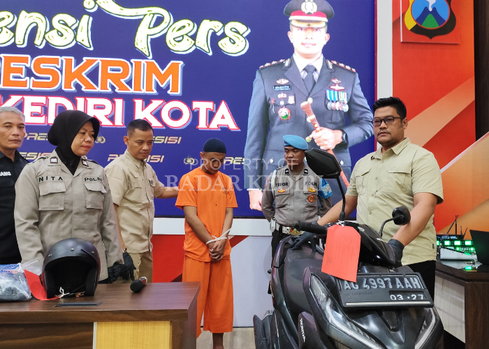 KASUS PENGANIAYAAN: Kasatreskrim Polres Kediri Iptu Fathur Rozikin menunjukkan barang bukti motor yang dikendarai tersangka Dani kemarin.