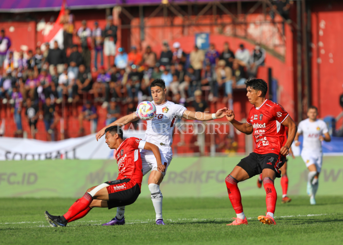 BELUM MAKSIMAL: Striker Persik Kediri Ramiro Fergonzi berduel dengan pemain di Bali United FC pada laga pembuka di Stadion Brawijaya.