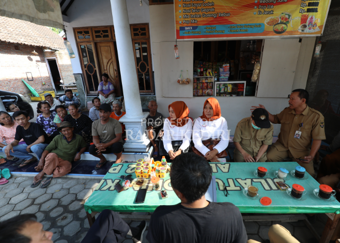 SUDAH FINAL: Warga didampingi LSM berdialog dengan perwakilan SPBU Tempurejo dan DLHKP kemarin. Mereka menyepakati pembuatan 14 sumur baru mengatasi sumur lama yang tercemar minyak selama hampir setah