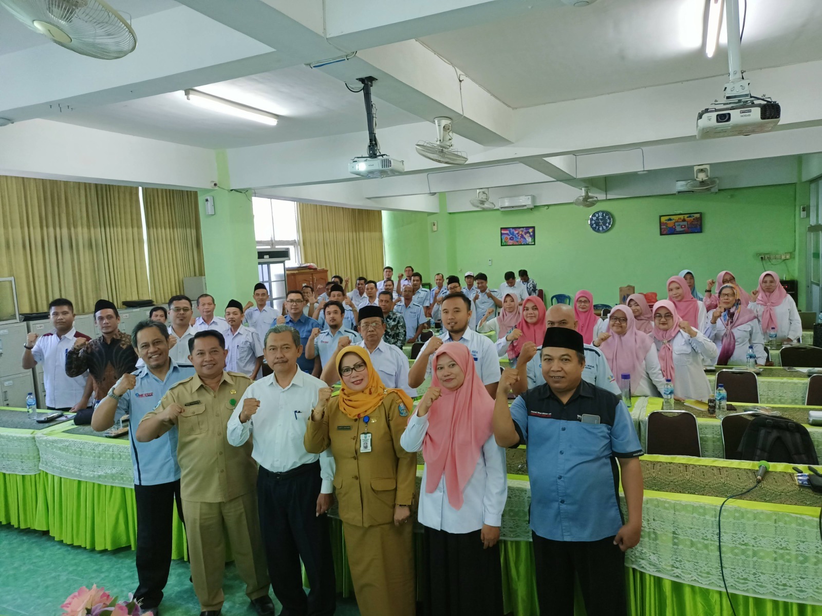 KOMPETEN:Kasi SMK Cabdindik Jawa Timur Wilayah Kediri Sidik Purnomo dan pengawas pembina berfoto bersama di acara pembukaan dan sosialisasi program SMK Pusat Keunggulan (PK) di SMK Al Huda Kota Kediri