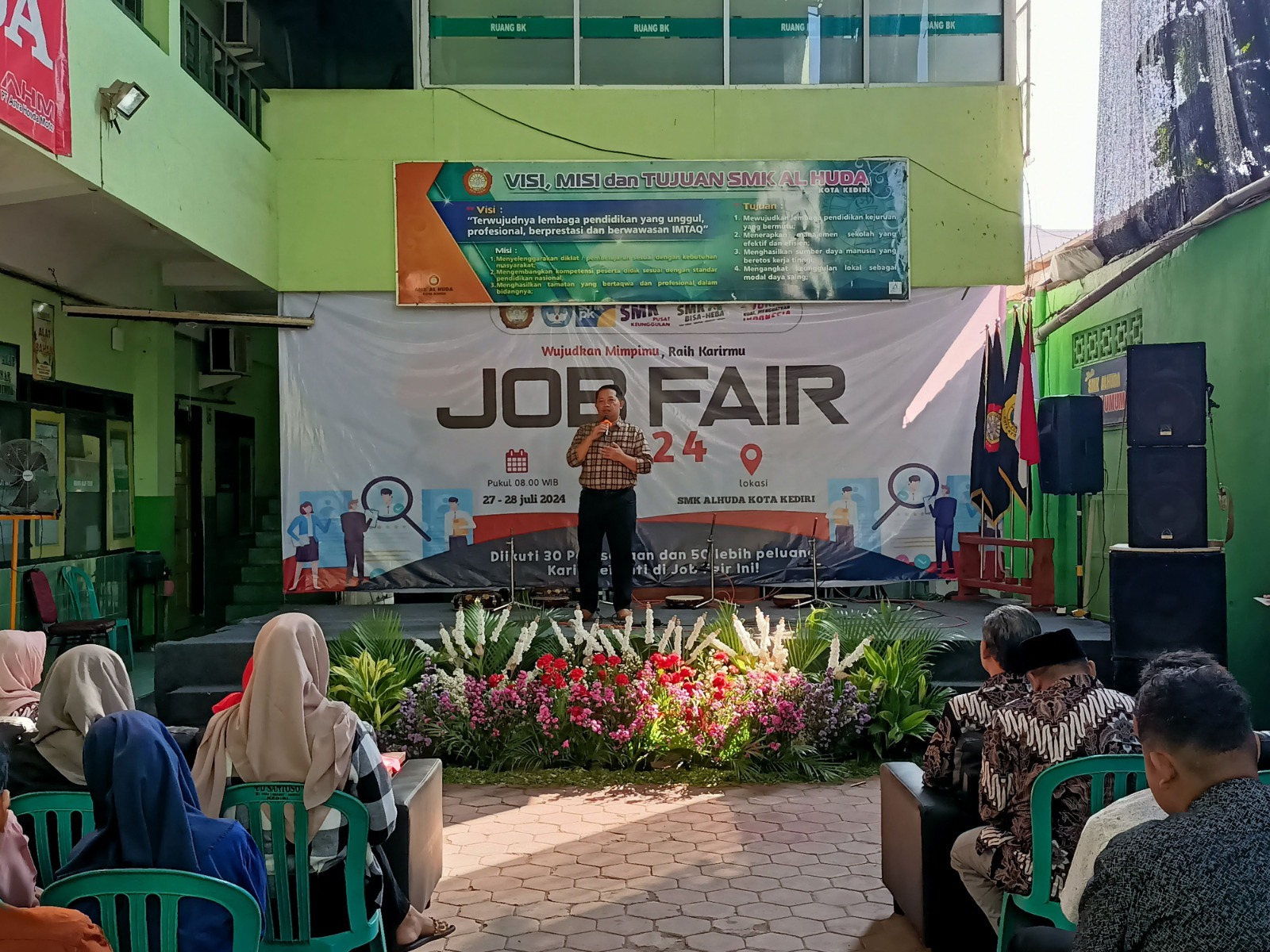 LEBIHI TARGET: Kasi SMK Cabdindik Jatim Wilayah Kediri Sidik Purnomo memberikan sambutan pada acara pembukaan Job Fair di SMK Al Huda Kota Kediri.