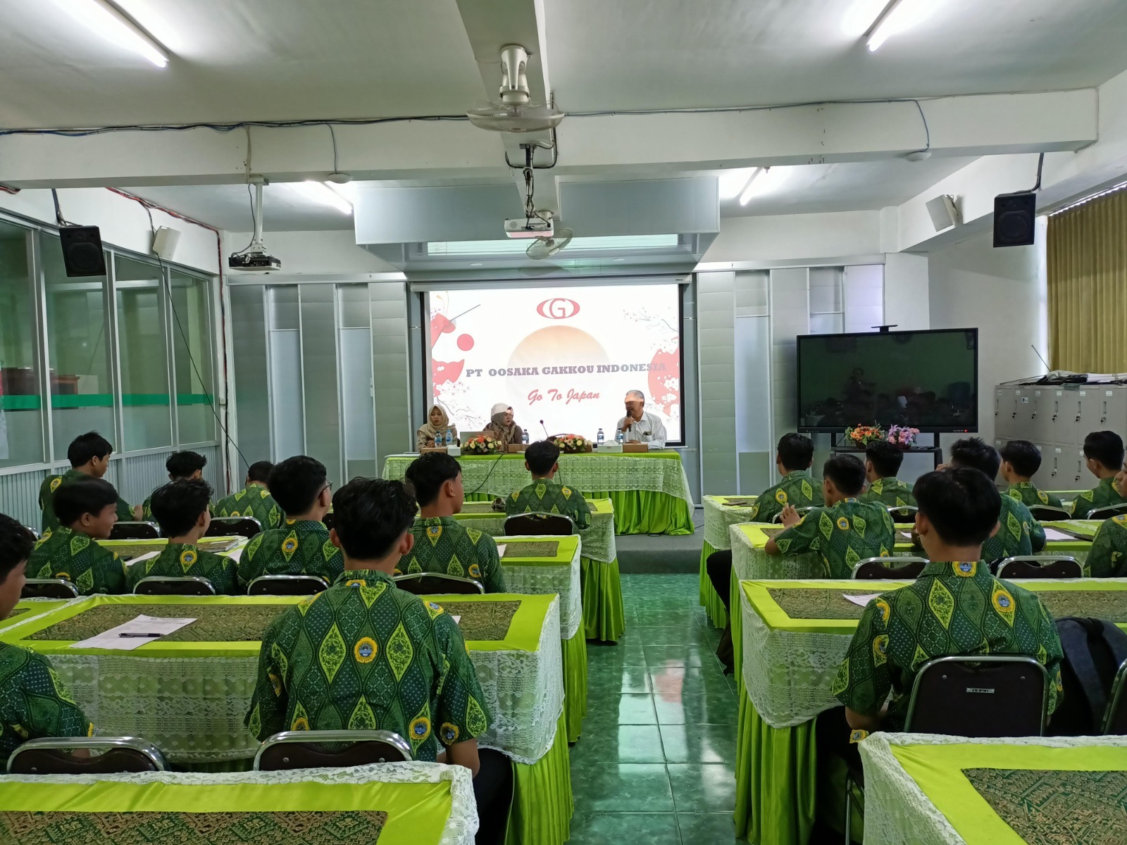 PERLUAS WAWASAN: Kepala SMK Al Huda Kota Kediri Suhariyono memberi pembekalan pada siswa yang tengah persiapan magang ke Jepang.