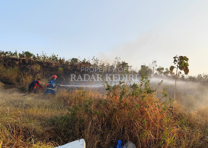 MEDAN TERJAL: Sejumlah petugas dari Damkar Kabupaten Kediri memadamkan api di kawasan perbukitan di selatan Bandara Dhoho. Foto kanan, Luas lahan yang terbakar diperkirakan mencapai 10 hektare.