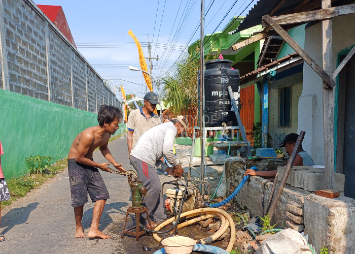 KERJA KERAS: Pekerja mengebor sumur sedalam 18 meter di depan rumah warga Kelurahan Tempurejo, Kecamatan Pesantren kemarin.