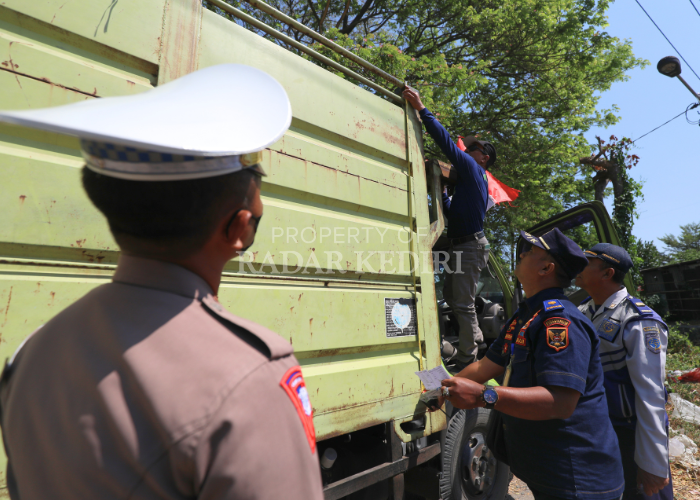 TINDAK TEGAS: Petugas gabungan mengukur dimensi bak truk di Jalan Kapten Tendean Kota Kediri kemarin.