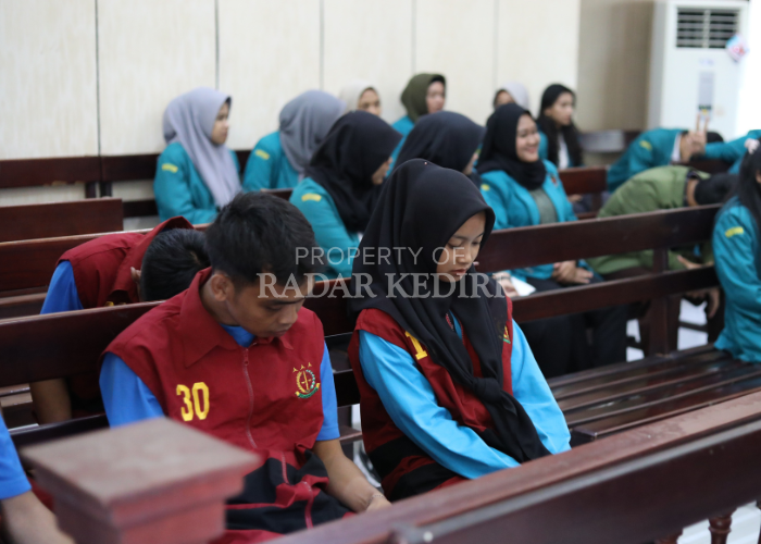 TERTUNDUK: Feri dan Dewi duduk di ruang sidang PN Kediri.