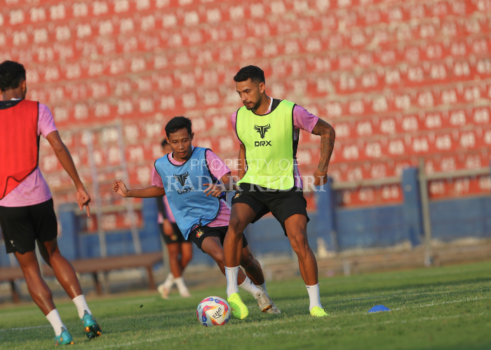 BERLATIH KERAS: Bek Tengah Persik Kediri Brendon Lucas mengamankan bola dari serbuan Evan Dimas.