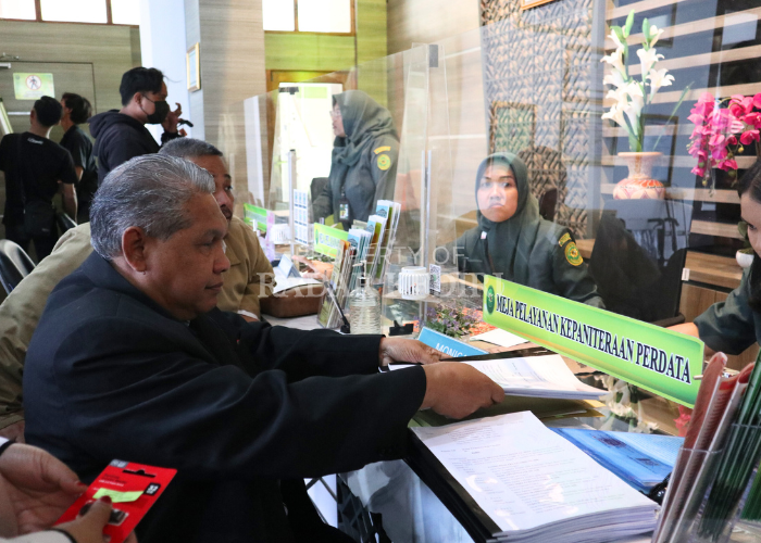 KOLABORASI: Pengacara Nurbaedah (kiri) bersama Kasi Datun Kejari Kota Kediri Endro Riski Erlazuardi mendaftarkan pengajuan pembatalan putusan arbitrase ke Pengadilan Negeri Kota Kediri kemarin.