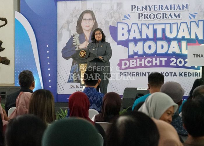 PEDULI: Pj Wali Kota Kediri Zanariah saat memberikan bantuan modal.