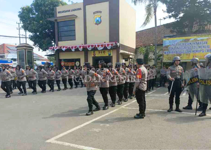 AMANKAN PILKADA: Anggota Polres Kediri Kota latihan fisik di halaman depan.