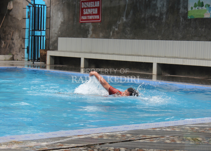 SEGAR: Pengunjung asyik berenang di kolam renang yang dibangun oleh Pemerintah Desa Purworejo, Kecamatan Kandat.