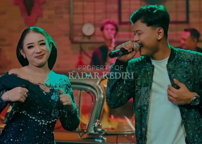 Niken Salindry feat Jasun Biber menyanyikan lagu Kawin Kontrak.