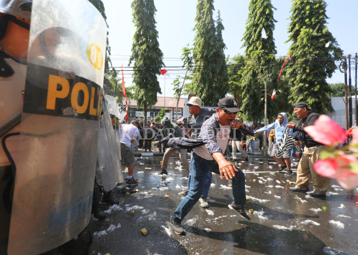 &lsquo;RICUH&rsquo;: Polisi dan demonstran terlibat aksi saling lempar dan saling dorong dalam simulasi demo di Jl Basuki Rahmat, Kota Kediri kemarin.