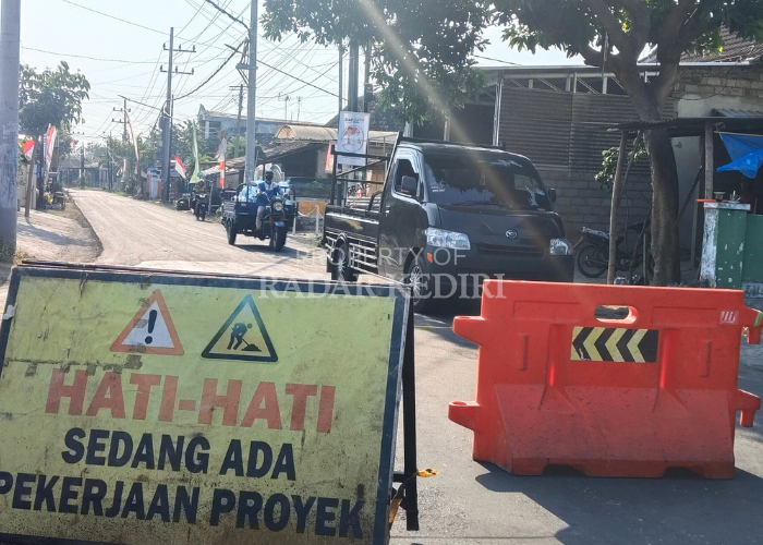 HATI-HATI: Pertigaan di Desa Karangrejo, Kecamatan Ngasem ditutup menggunakan barier karena ada proyek pelebaran jalan.