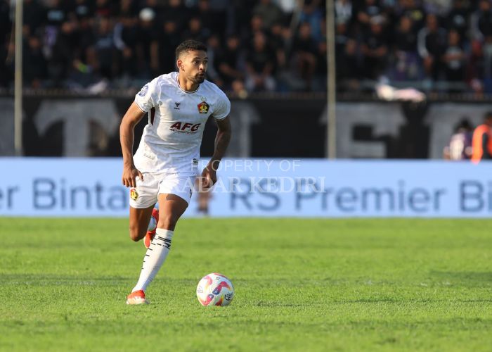 KERJA KERAS: Brendon Lucas, bek tengah Persik Kediri menggiring bola saat melawan Bali United FC di Stadion Brawijaya, Kota Kediri pada pekan pertama Liga 1.