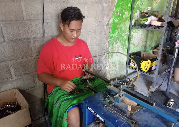 RAUP CUAN: Salah seorang pekerja sedang merampungkan pesanan alat cetak kue asli Desa Kalibelo, Gampengrejo, Kabupaten Kediri.