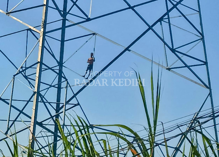 JANGAN DITIRU: Reyhan bersandar di tiang tower di Kelurahan Tempurejo.