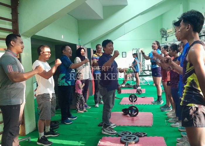 Ketua KONI Kota Kediri (tengah) membakar semangat para atlet.