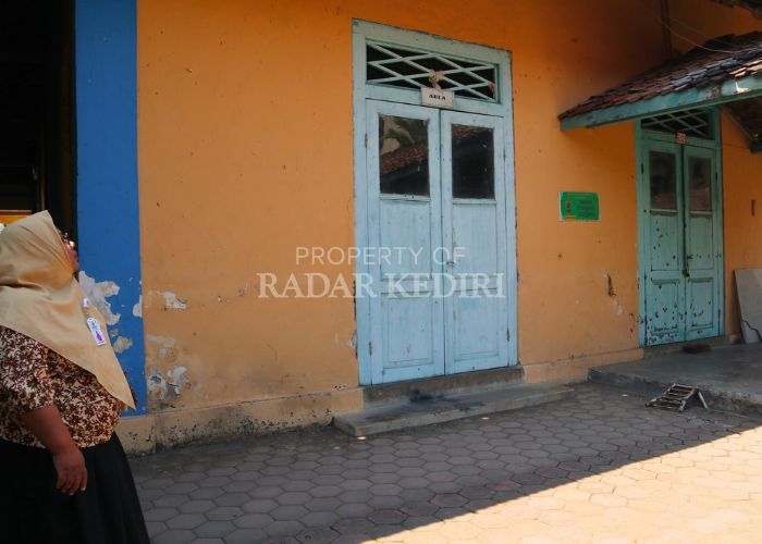 BERSEJARAH: Guru SMK Taman Siswa menunjukkan kondisi aula yang dulu jadi tempat rapat mendesak Jepang menyerah tanpa syarat pascaproklamasi kemerdekaan 17 Agustus 1945.