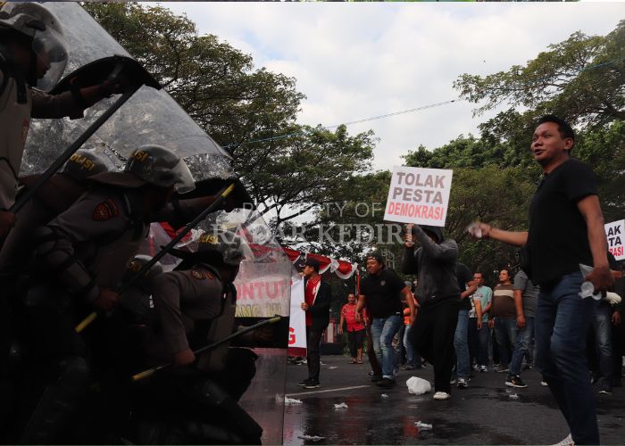 SIMULASI: Personel Polres Kediri menggelar latihan pengamanan kerusuhan sengketa hasil Pilkada 2024 di depan kantor Dinas Perhubungan Kabupaten Kediri Jumat (16/8).