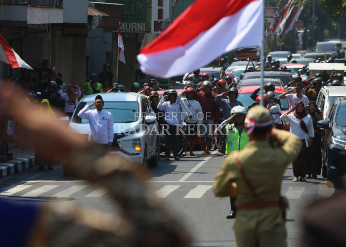MERDEKA: Pengendara kendaraan bermotor berhenti sejenak di Perempatan Jembatan Brawijaya untuk memberi hormat.